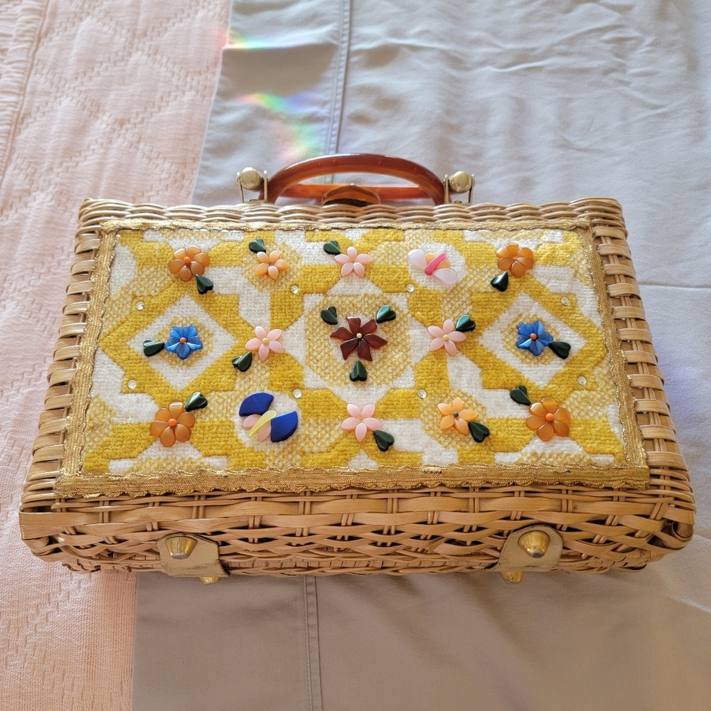 Vintage Wicker Handbag with Lucite Handle - Picture 4 of 8